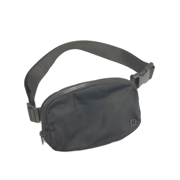 lululemon athletica Handbags - Lululemon Everywhere Belt Bag Large 1L  in Solid Black USED